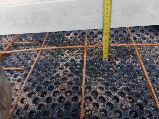 Armadura sobre membrana de drenagem, com recobrimento medido
