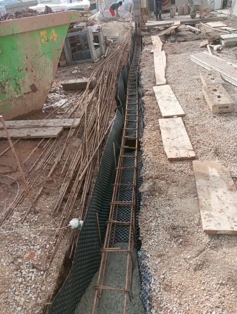 Fundação do muro perimetral antes da betonagem