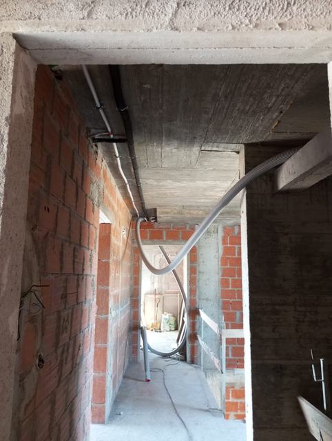 Tubagem no teto do corredor